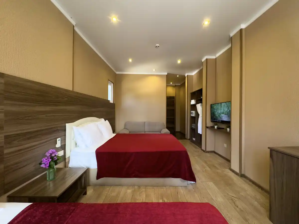 Трёхместный однокомнатный Супериор  c балконом 