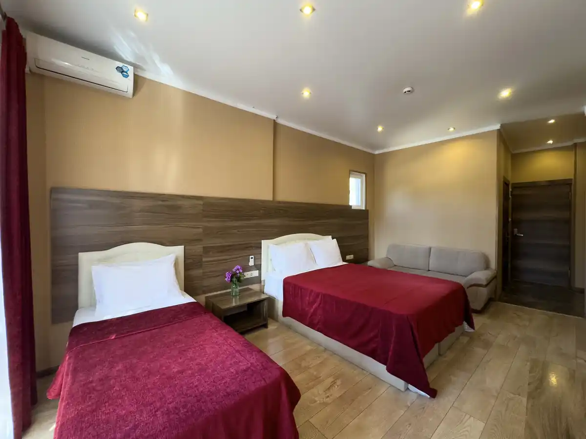 Трёхместный однокомнатный Супериор  c балконом 