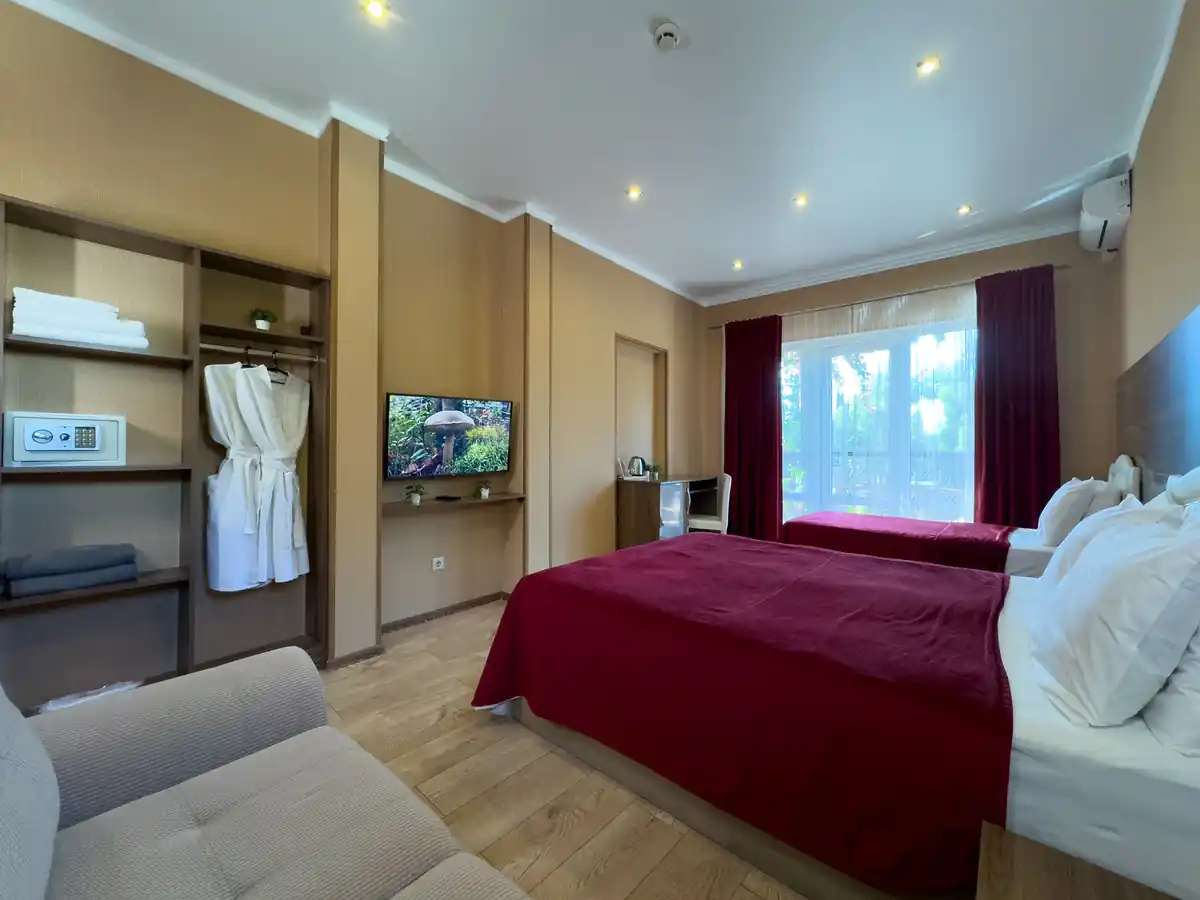 Трёхместный однокомнатный Супериор  c балконом 