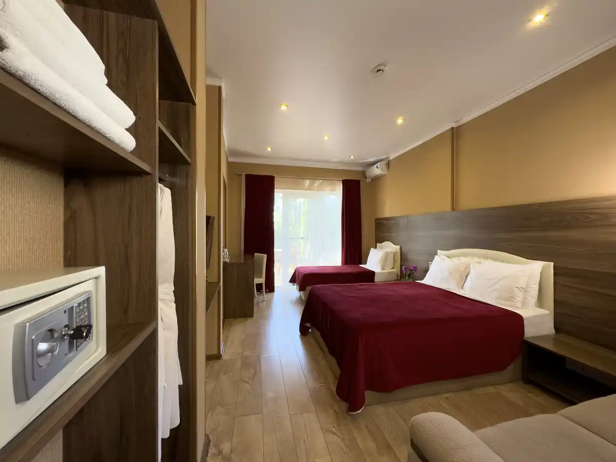 Трёхместный однокомнатный Супериор  c балконом 