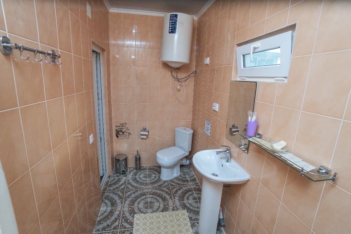 Четырехместный с двухъярусной кроватью 