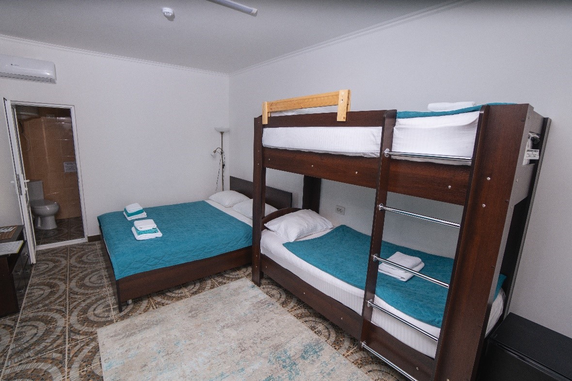 Четырехместный с двухъярусной кроватью 