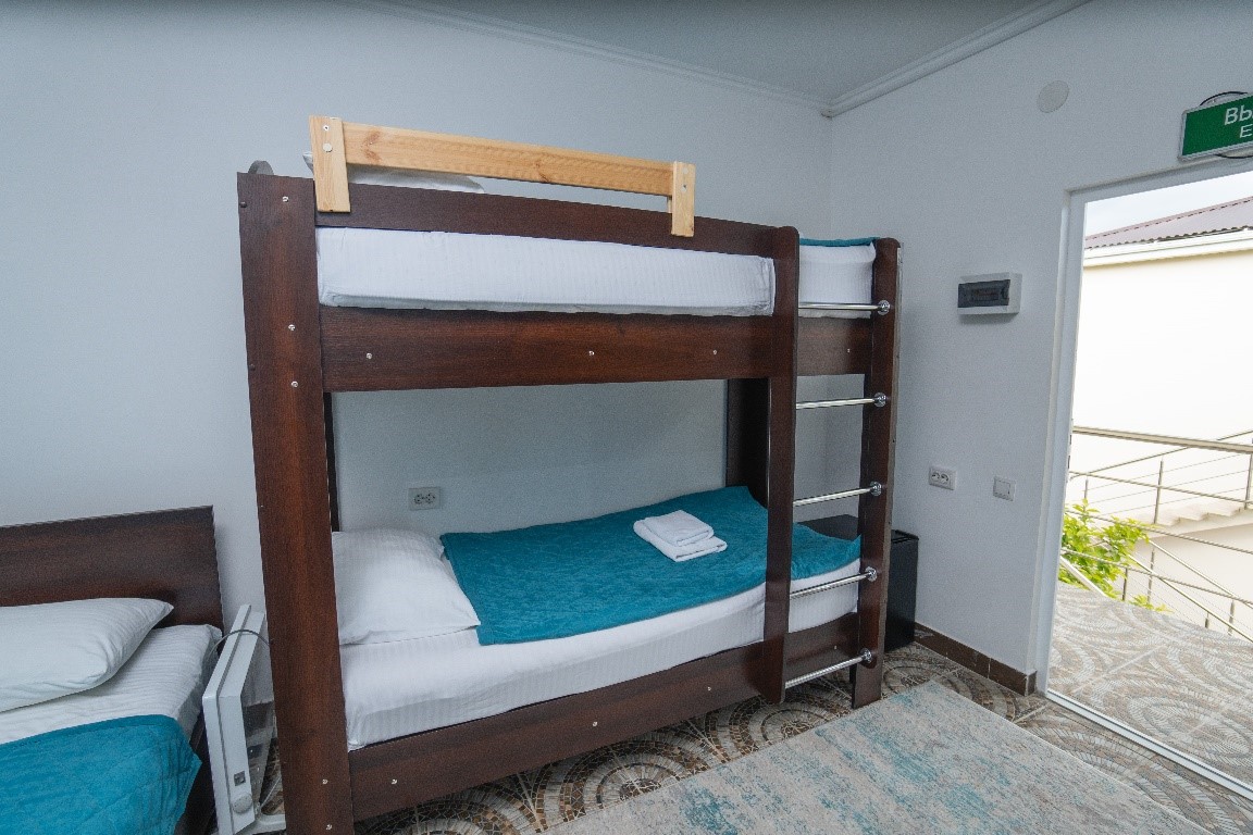 Четырехместный с двухъярусной кроватью 