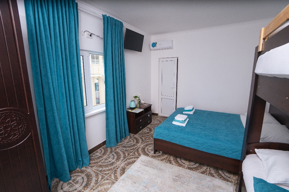 Четырехместный с двухъярусной кроватью 