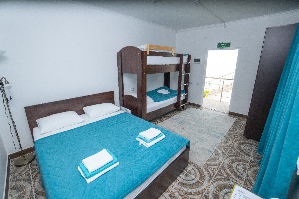 Четырехместный с двухъярусной кроватью 