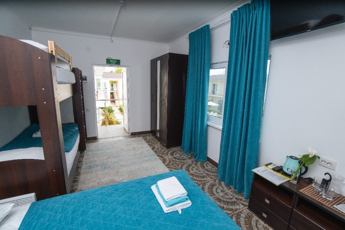 Четырехместный с двухъярусной кроватью 