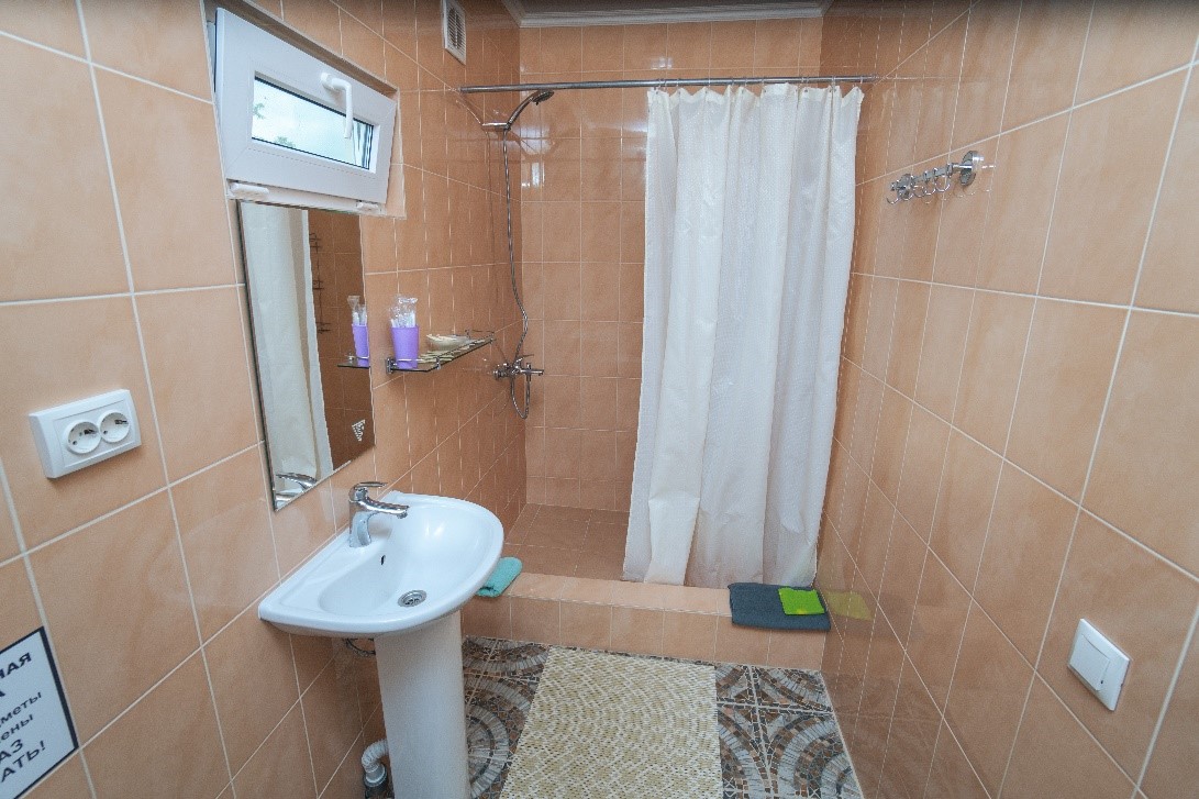 Четырехместный с двухъярусной кроватью 