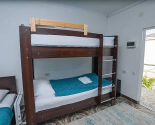 Четырехместный с двухъярусной кроватью 