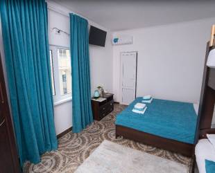 Четырехместный с двухъярусной кроватью 