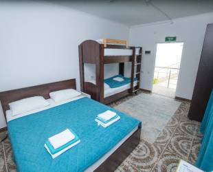 Четырехместный с двухъярусной кроватью 