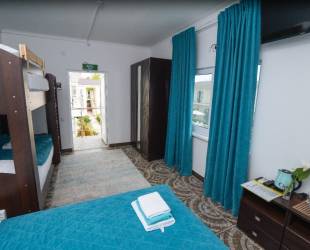 Четырехместный с двухъярусной кроватью 