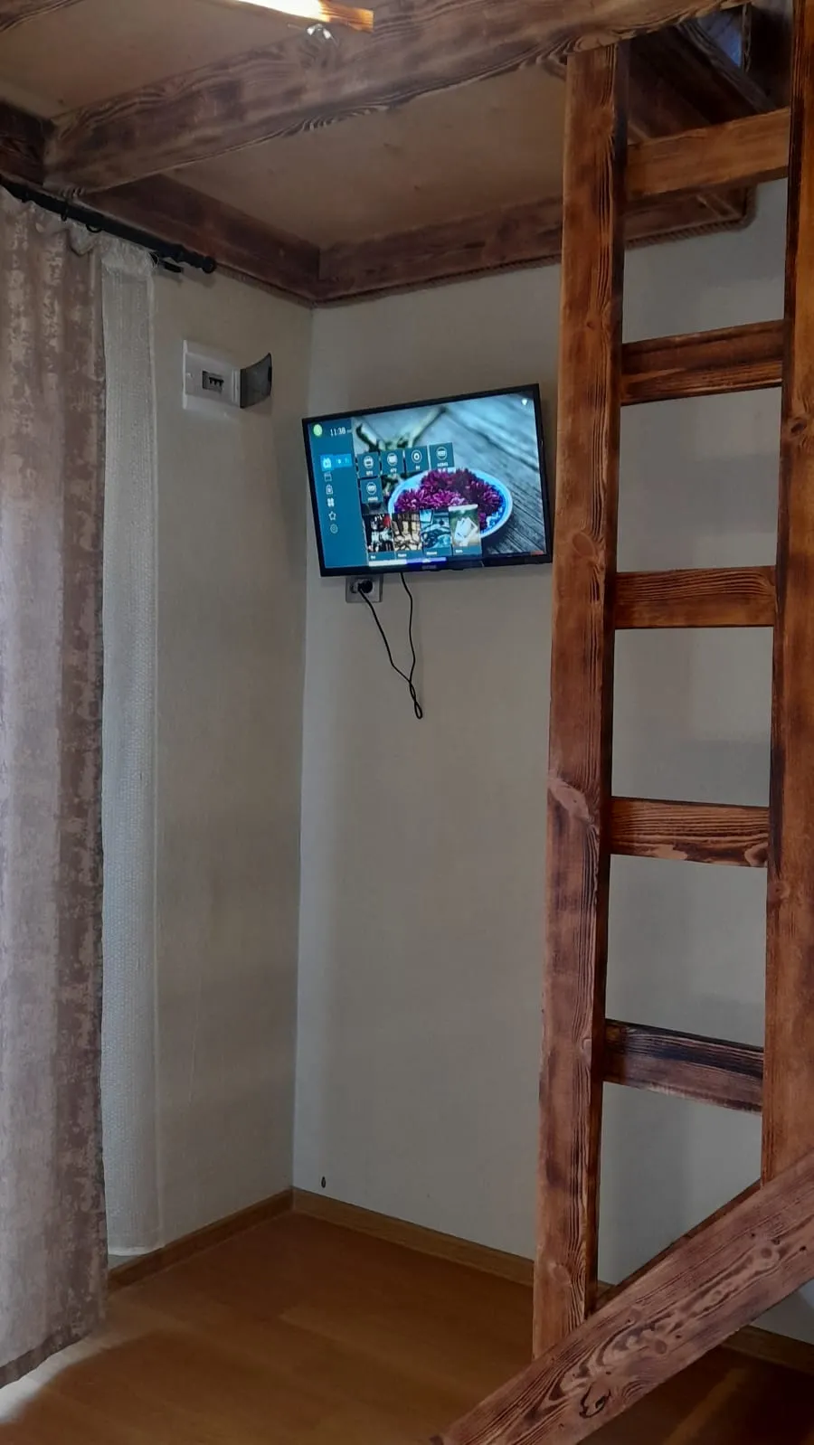 Двух этажный дом с кухней