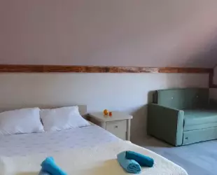 Двух этажный дом с кухней