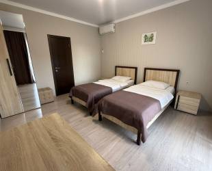 Просторный двухместный номер с 2 отдельными кроватями